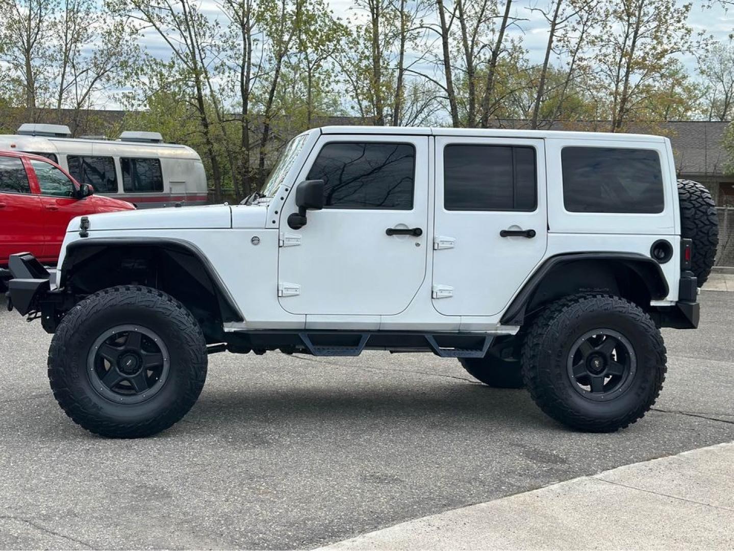 2014 WHITE /BLACK JEEP WRANGLER SAHARA (1C4BJWEG3EL) with an 3.6L engine, AUTOMATIC transmission, located at 14600 Frazho Road, Warren, MI, 48089, (586) 776-3400, 42.485996, -82.974220 - Photo#6